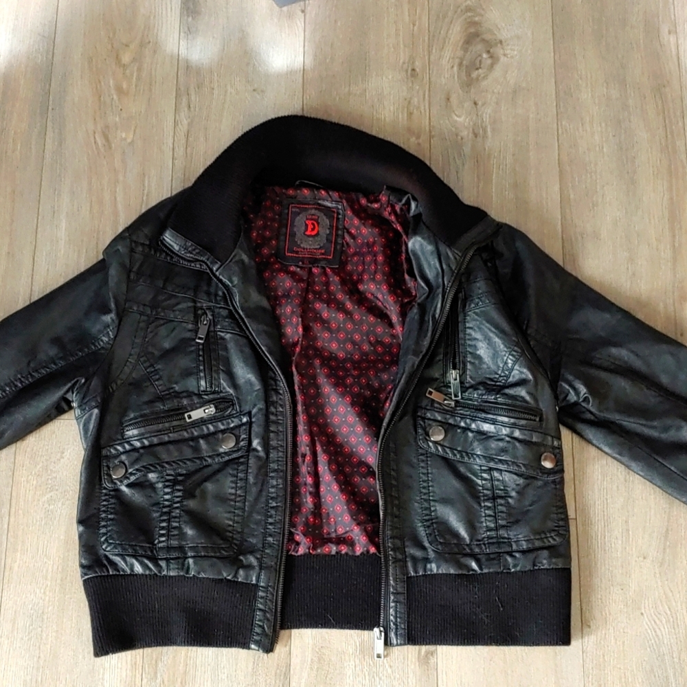 Womans mid-weight XL bomber/leather type coat.